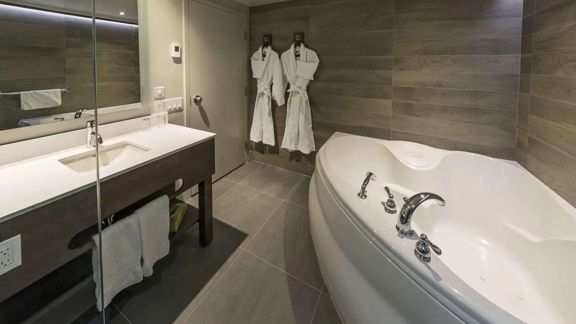 Hotel & Suites Normandin Quebec  Québec